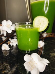 green juice, benefits of green juice, new years resolutions, detox juicing, diet juicing, celery, kale, recipes, wellness